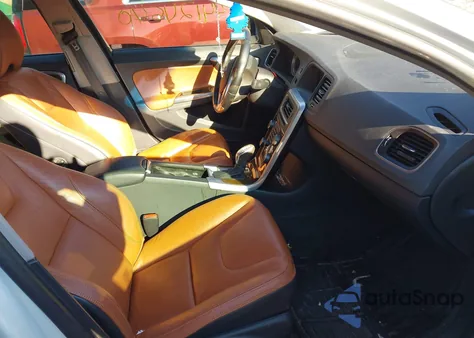 2013 Volvo S60 T5 Platinum z USA, uszkodzony, nr VIN YV1612FS9D2206014